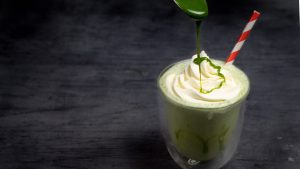 Frappuccino de matcha - una refrescante bebida de té verde del Starbucks de Japón