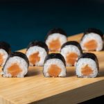 Maki relleno de salmón - receta casera de sushi con delicioso salmón fresco.