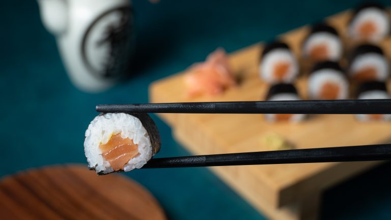 Maki relleno de salmón - receta casera de sushi con delicioso salmón fresco.